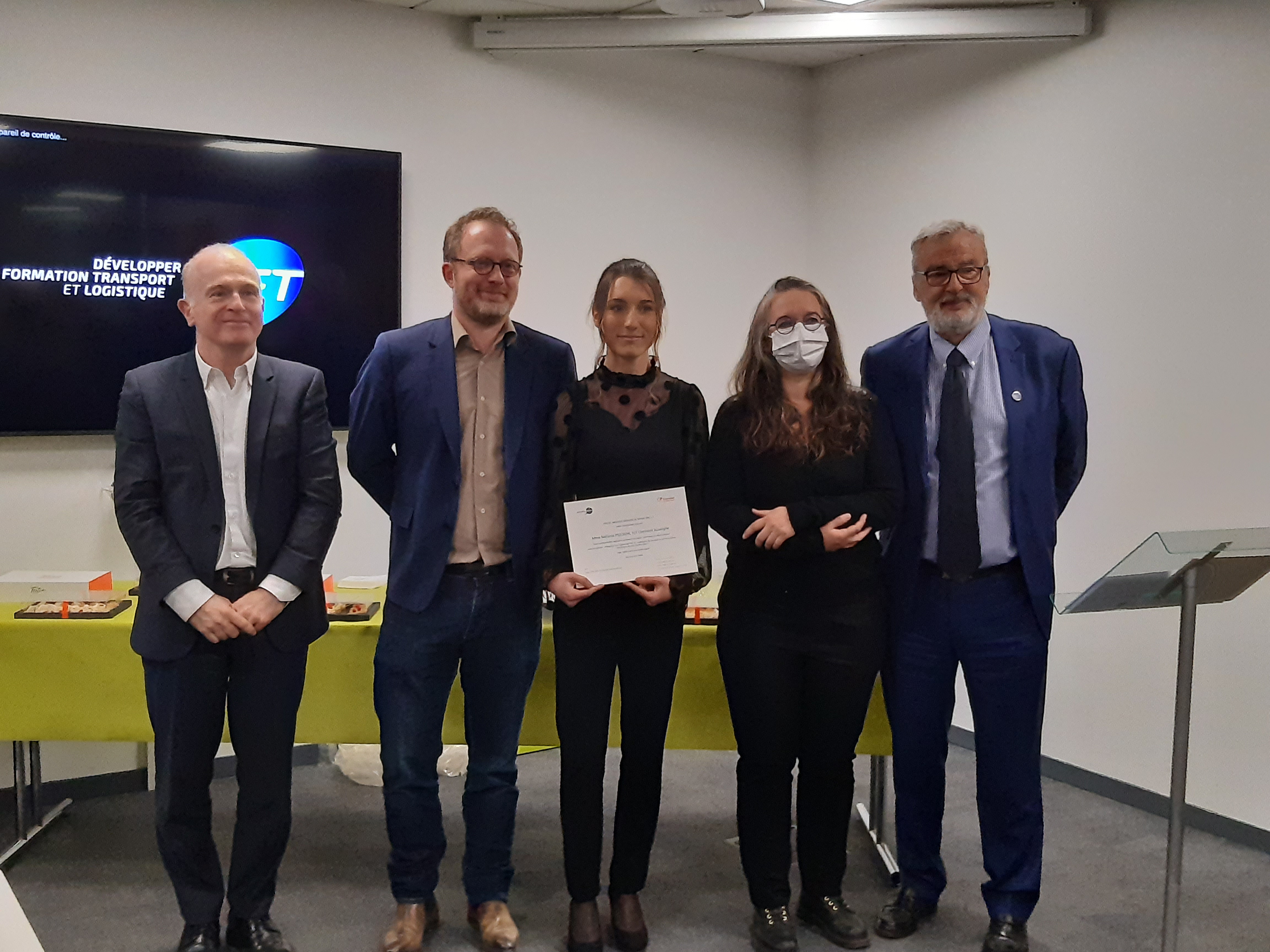 La remise de prix (AFITL4) avec de gauche à droite : Antoine Frémont (président de l'AFITL), un représentant de la société Transdev (sponsor du prix), Mélanie Pszonak, Virginie Augereau (présidente du jury), Jean-Pierre Gaumet (président de l'AFT)